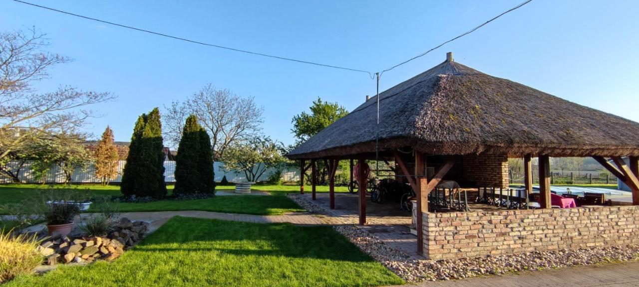 Village Garden Family Guest House Tiszakanyár Eksteriør bilde