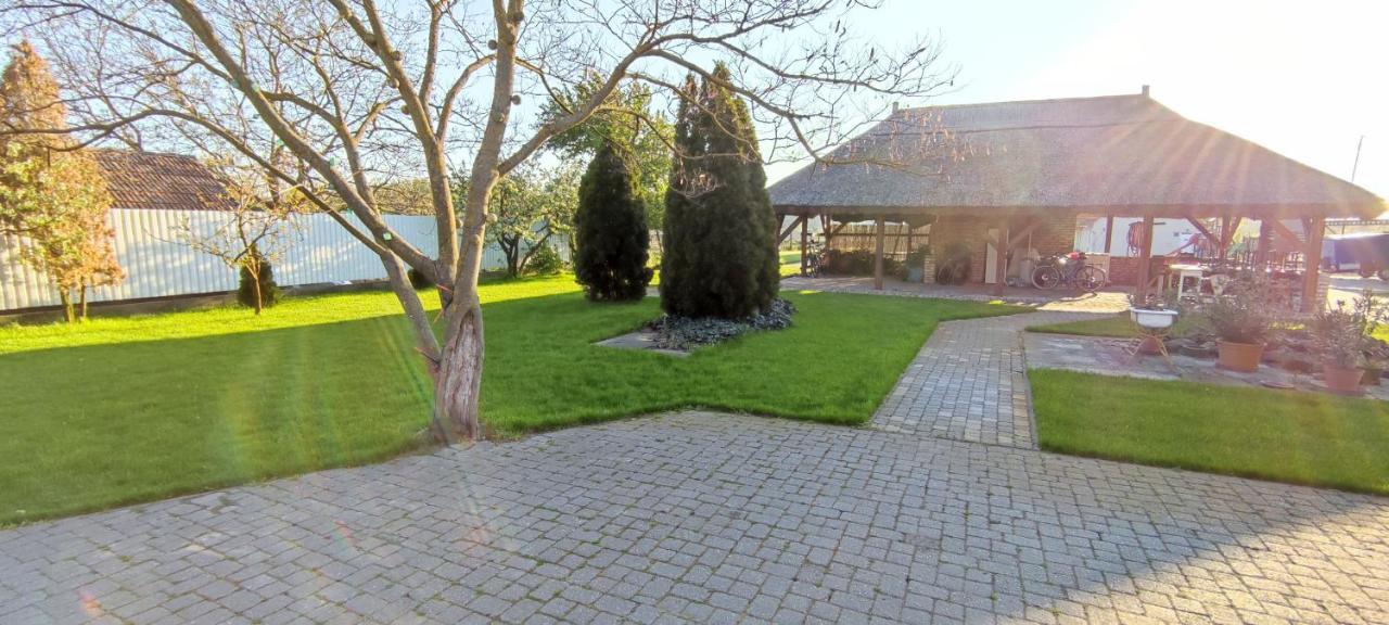 Village Garden Family Guest House Tiszakanyár Eksteriør bilde