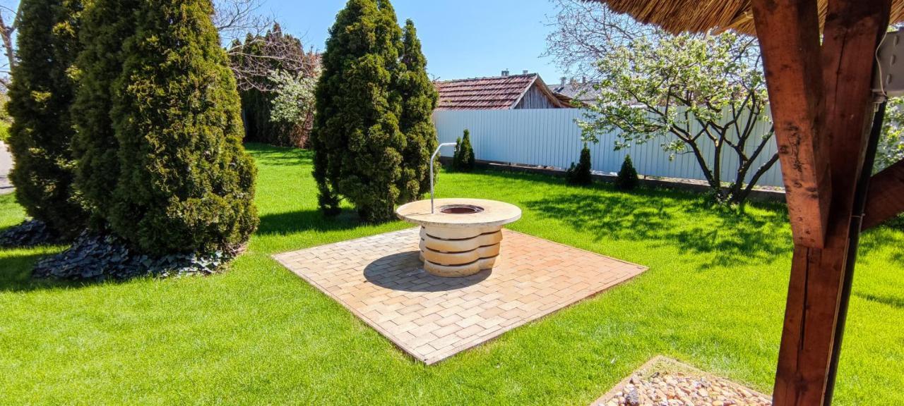 Village Garden Family Guest House Tiszakanyár Eksteriør bilde