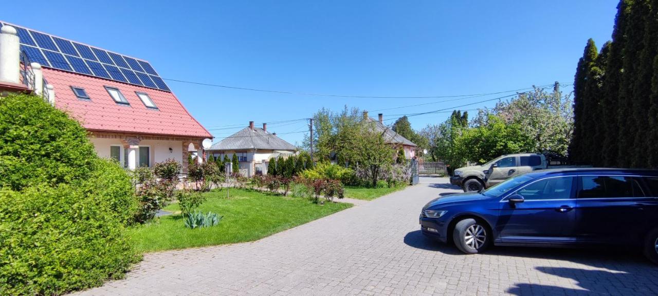 Village Garden Family Guest House Tiszakanyár Eksteriør bilde