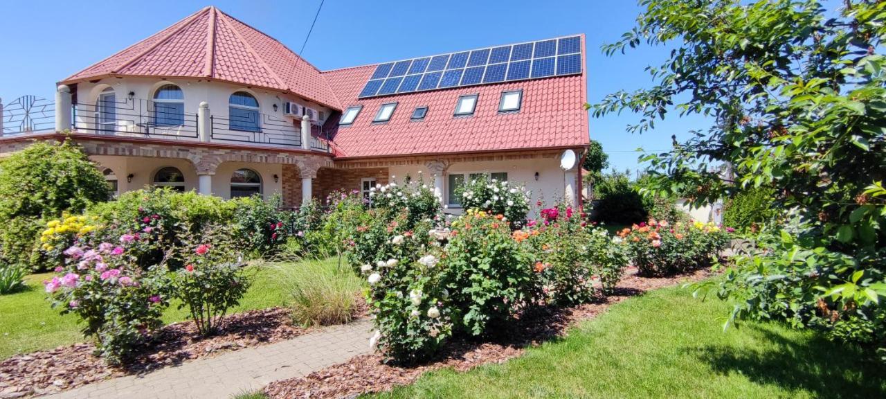 Village Garden Family Guest House Tiszakanyár Eksteriør bilde